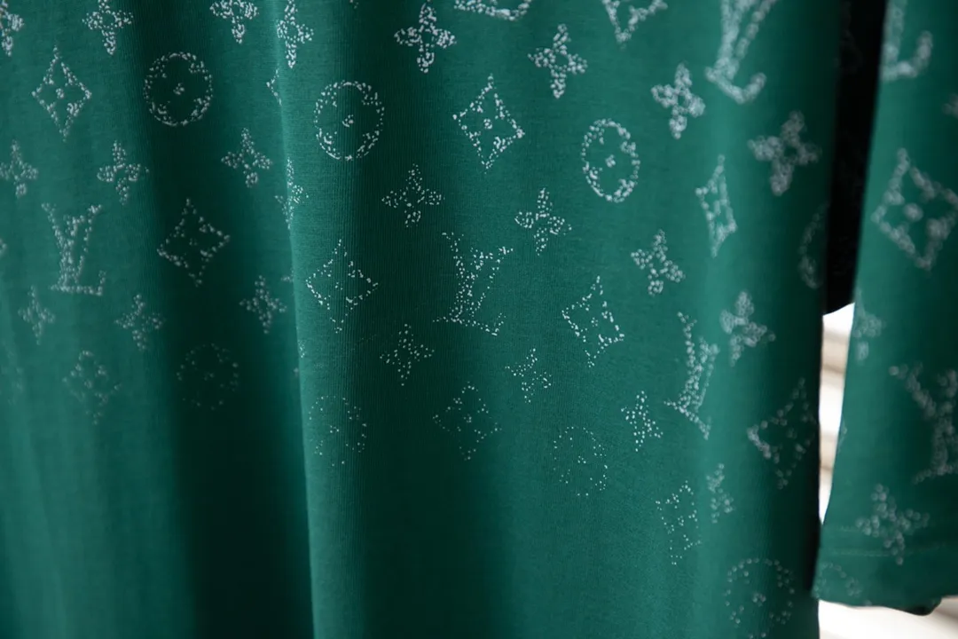 🅿️180 High-quality Lv 2025 early spring new model, MONOGRAM presbyopic gradient short-sleeved T-shirt, using digital printing technology to render pixel light and shadow for the Monogram gradient pattern, and its silk-screen texture and knitting effect complement each other. Synchronized with the official website, pure cotton fabrics at the counter! Comfortable against the skin, durable and easy to wear, meticulous original craftsmanship, custom-made 260g vat-dyed fabric, very comfortable to the touch, latest brick cabinet synchronization, OS off-shoulder version, fashionable and individual, super versatile and good-looking, very suitable for both men and women, must-have style, hang tag, collar label, washed wheat, complete with three labels S M L XL